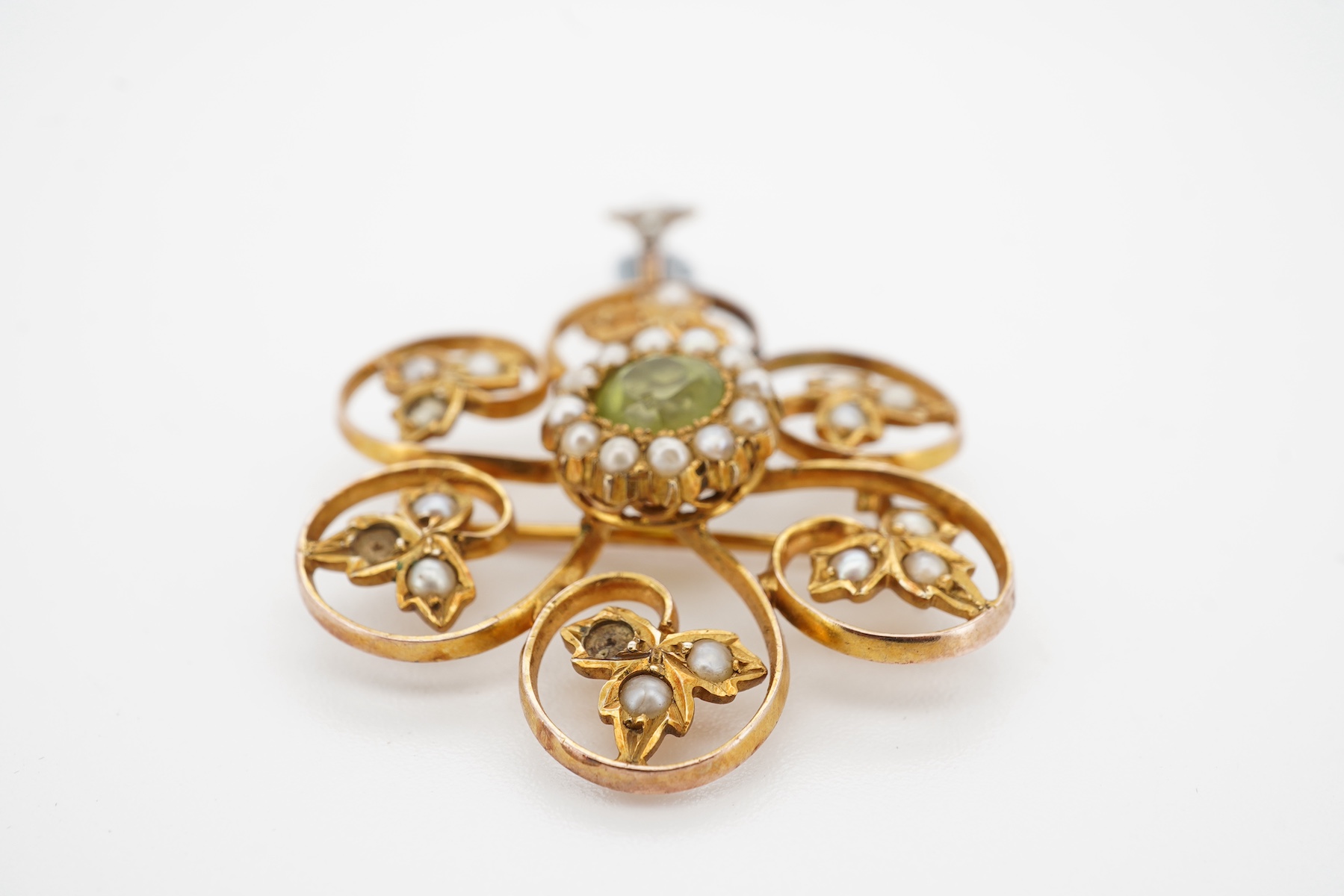 An Edwardian seed pearl and peridot pendant/brooch, early 20th century